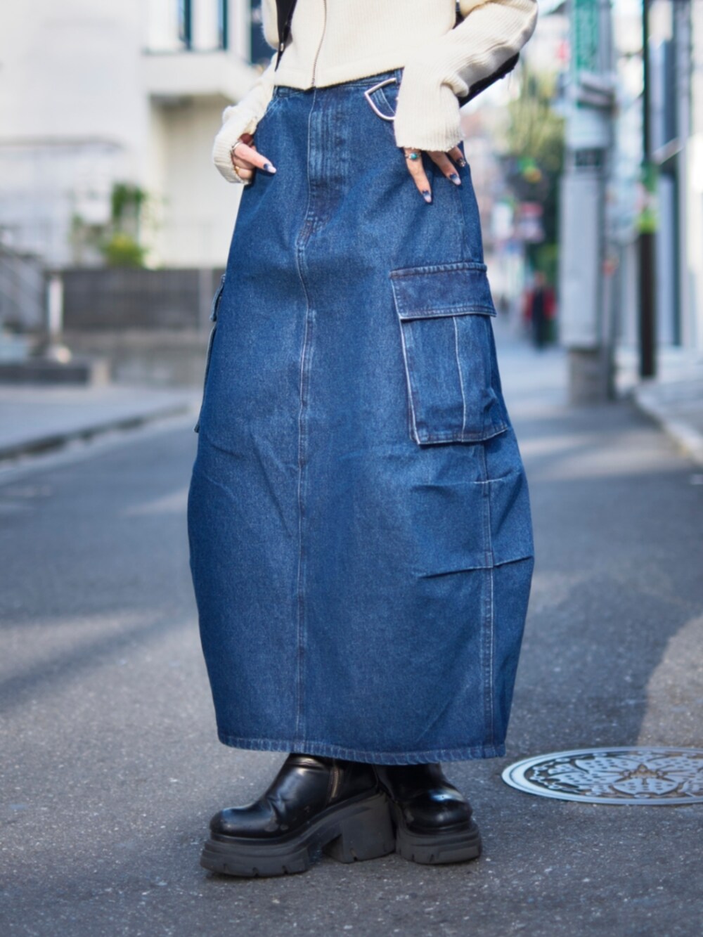 ブルー系のデニムスカート、シルバー系のチャームを着用したレディースの冬コーディネートの4枚目の写真