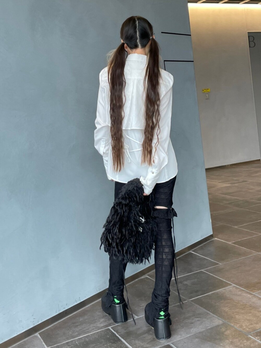 ホワイト系のシャツ/ブラウス、ブラック系のタイツ/ストッキングを着用したレディースの秋コーディネートの3枚目の写真