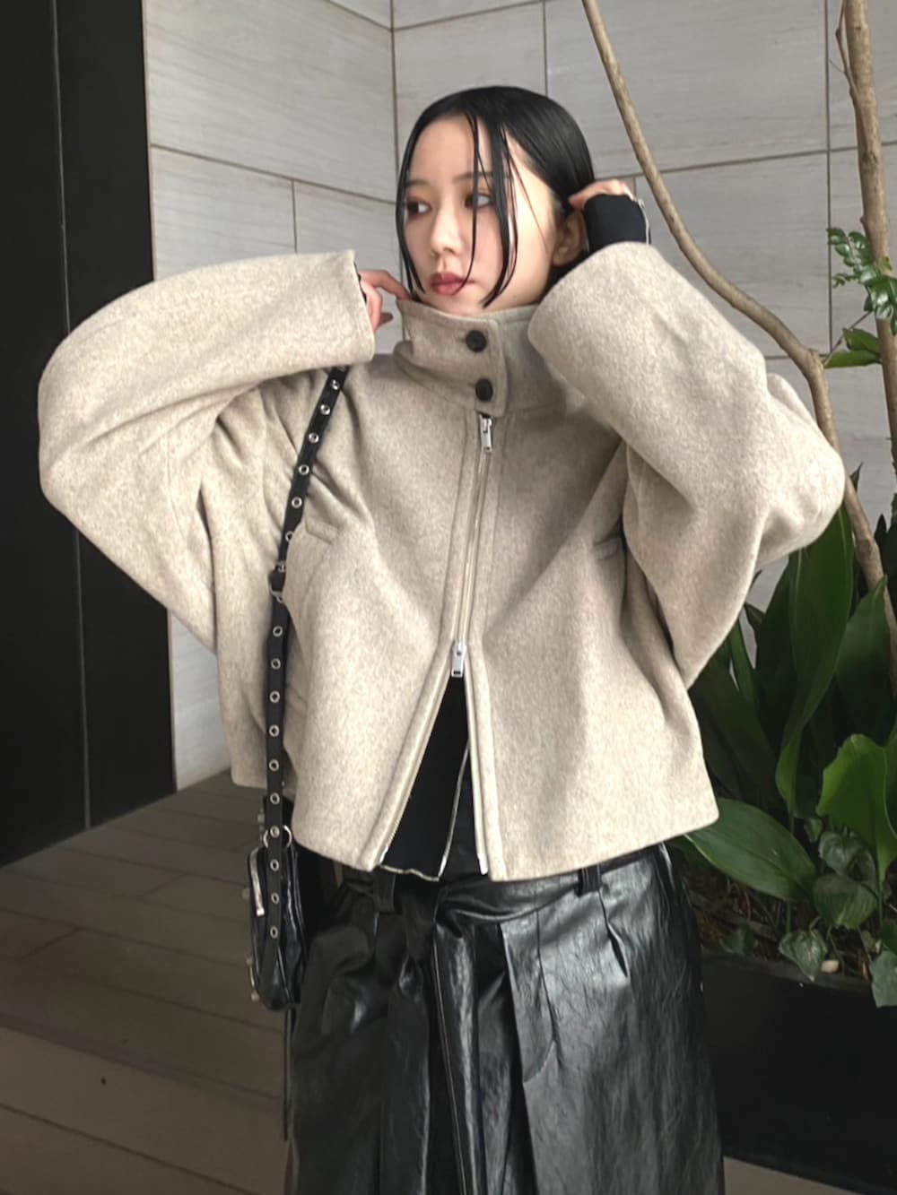 ベージュ系のブルゾン、ブラック系のスカートを着用したレディースの秋コーディネートの4枚目の写真