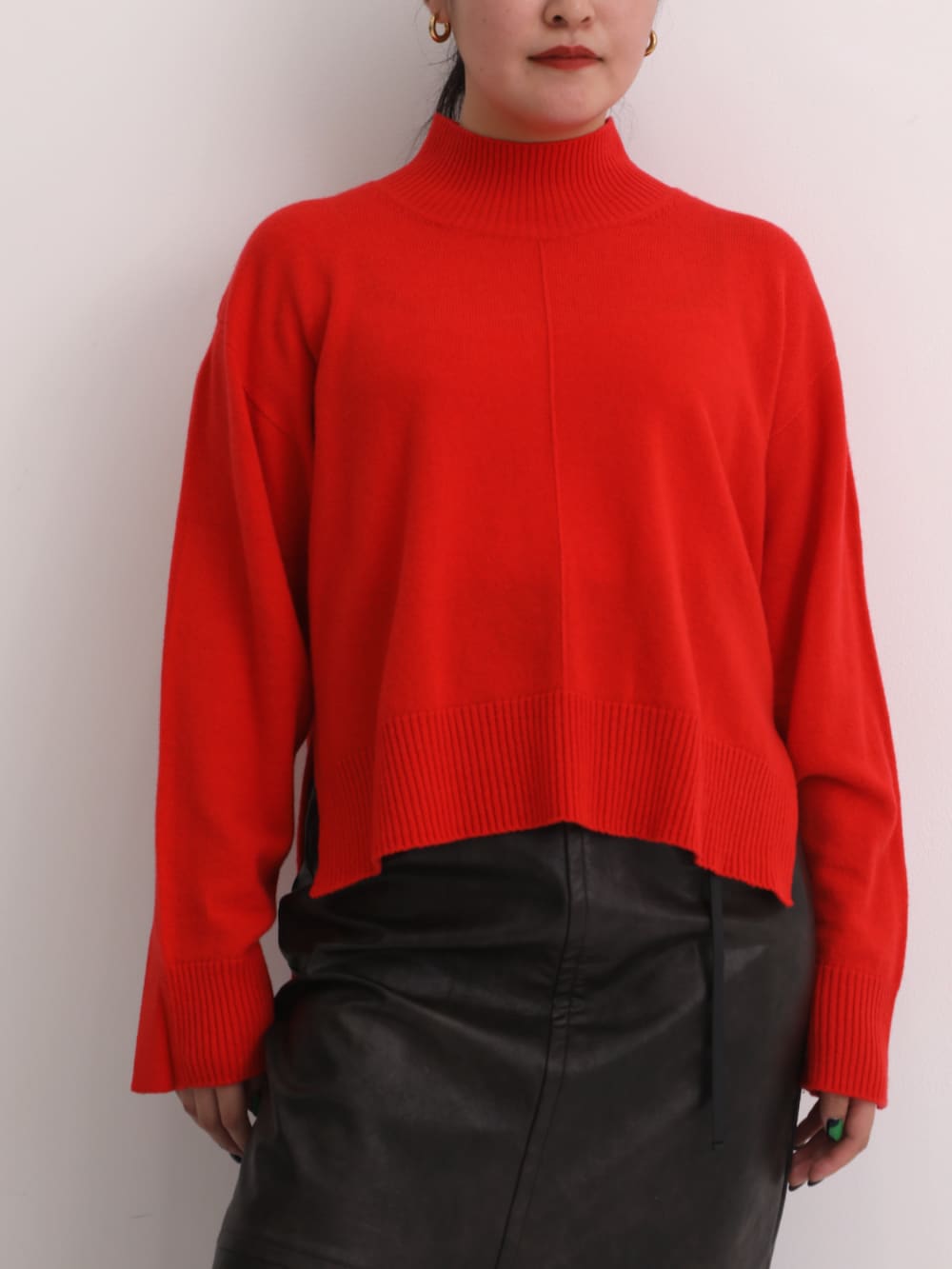 グレー系のスカート、レッド系のニット/セーターを着用したレディースの秋コーディネートの5枚目の写真