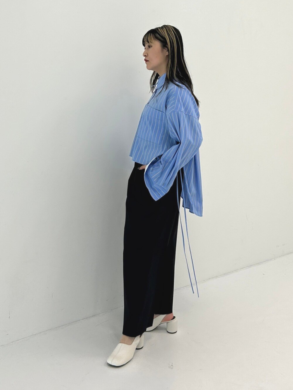 ブルー系のシャツ/ブラウス、ブルー系のその他パンツを着用したレディースの秋コーディネートの2枚目の写真