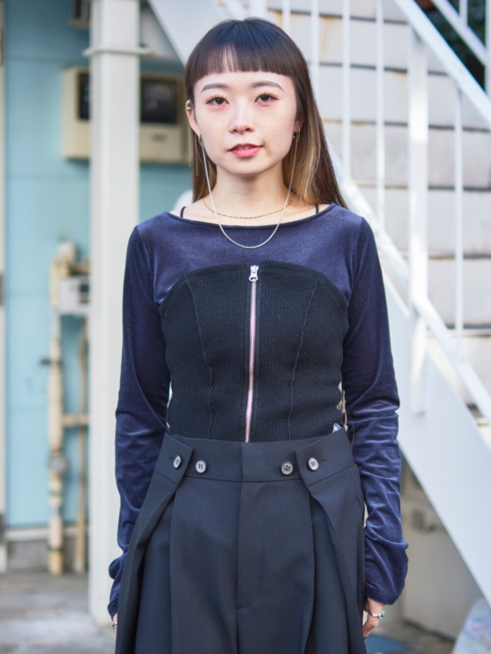 ブラック系のその他パンツを着用したレディースの冬コーディネートの2枚目の写真