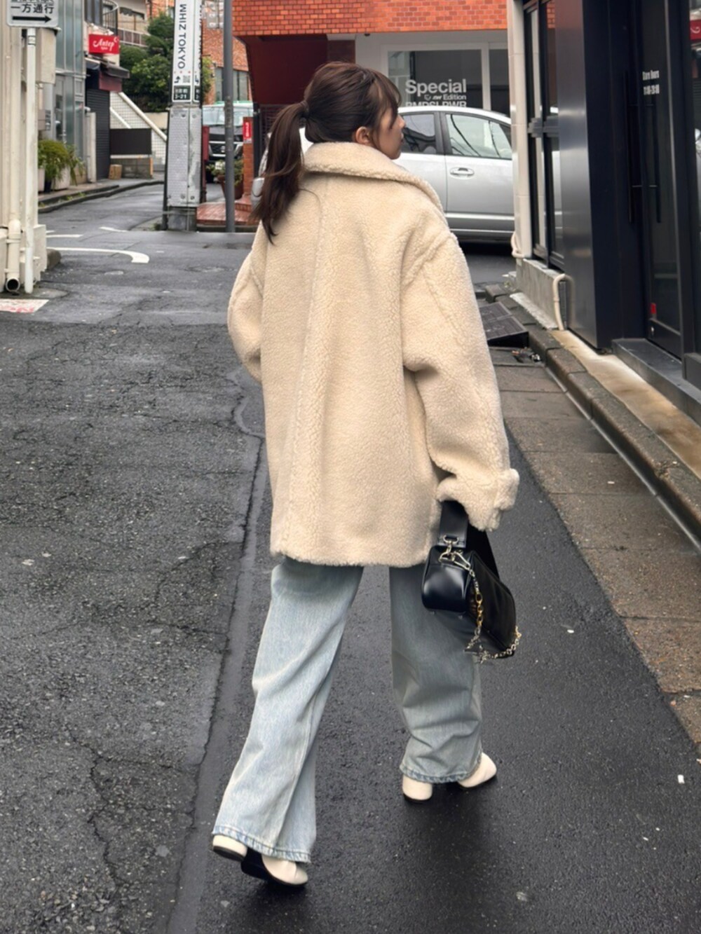 ベージュ系のその他アウターを着用したレディースの秋コーディネートの3枚目の写真