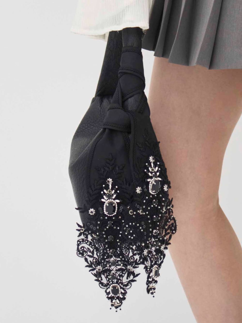 ブラウン系のスウェット、グレー系のスカート、ブラック系のバンダナ/スカーフを着用したレディースの冬コーディネートの5枚目の写真