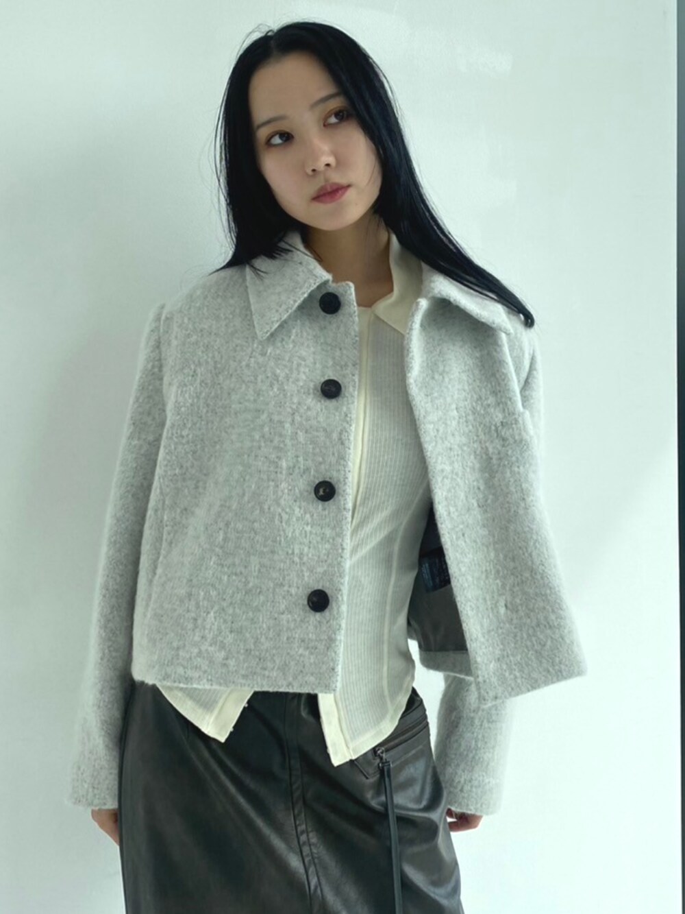 グレー系のスカート、グレー系のその他アウターを着用したレディースの秋コーディネートの3枚目の写真