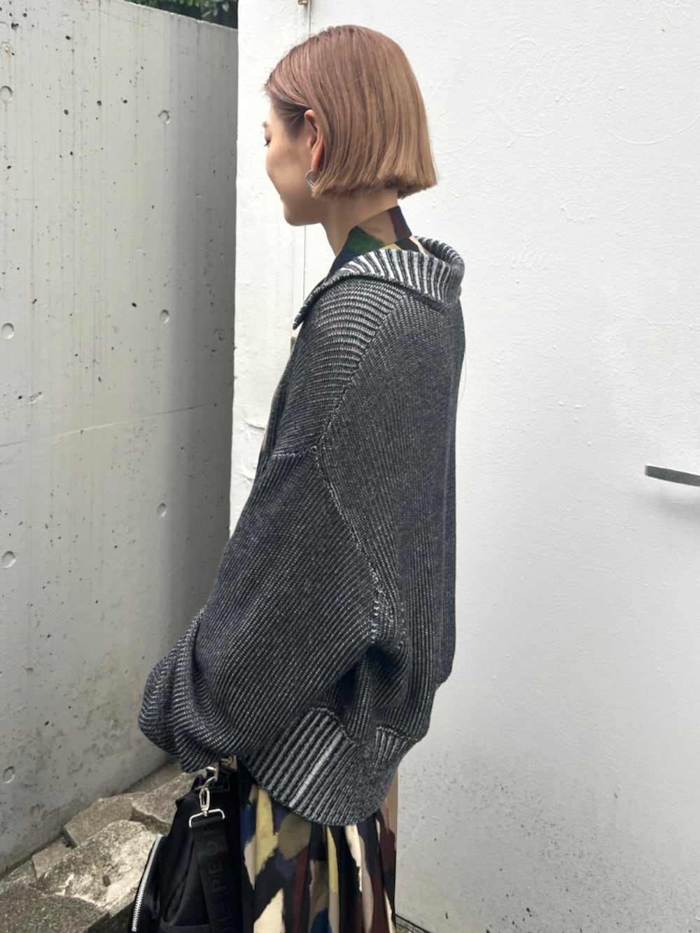 ブラック系のハンドバッグ、ブラック系のニット/セーターを着用したレディースの秋コーディネートの4枚目の写真
