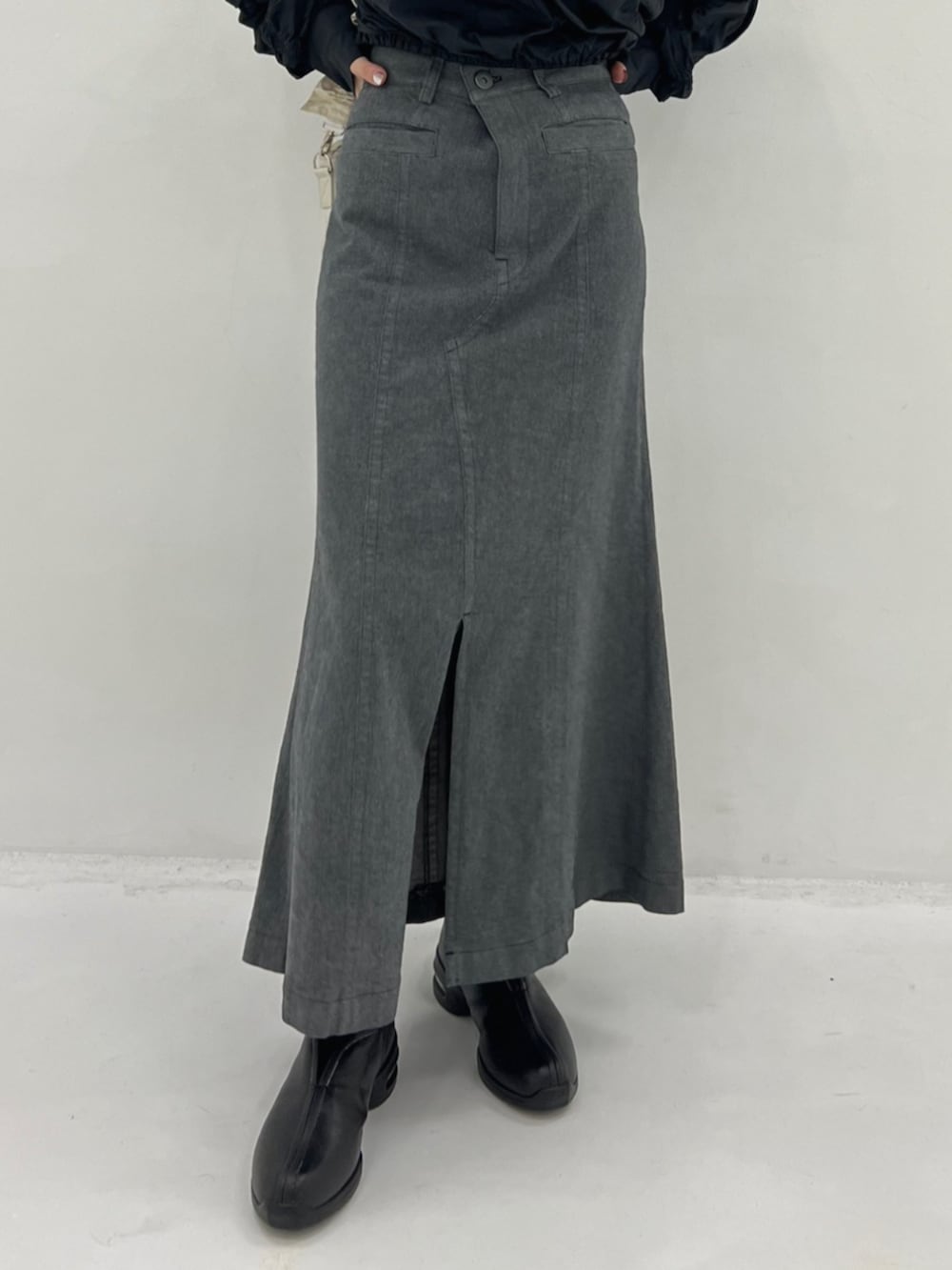 ベージュ系のショルダーバッグ、ブラック系のシャツ/ブラウス、グレー系のスカートを着用したレディースの秋コーディネートの5枚目の写真