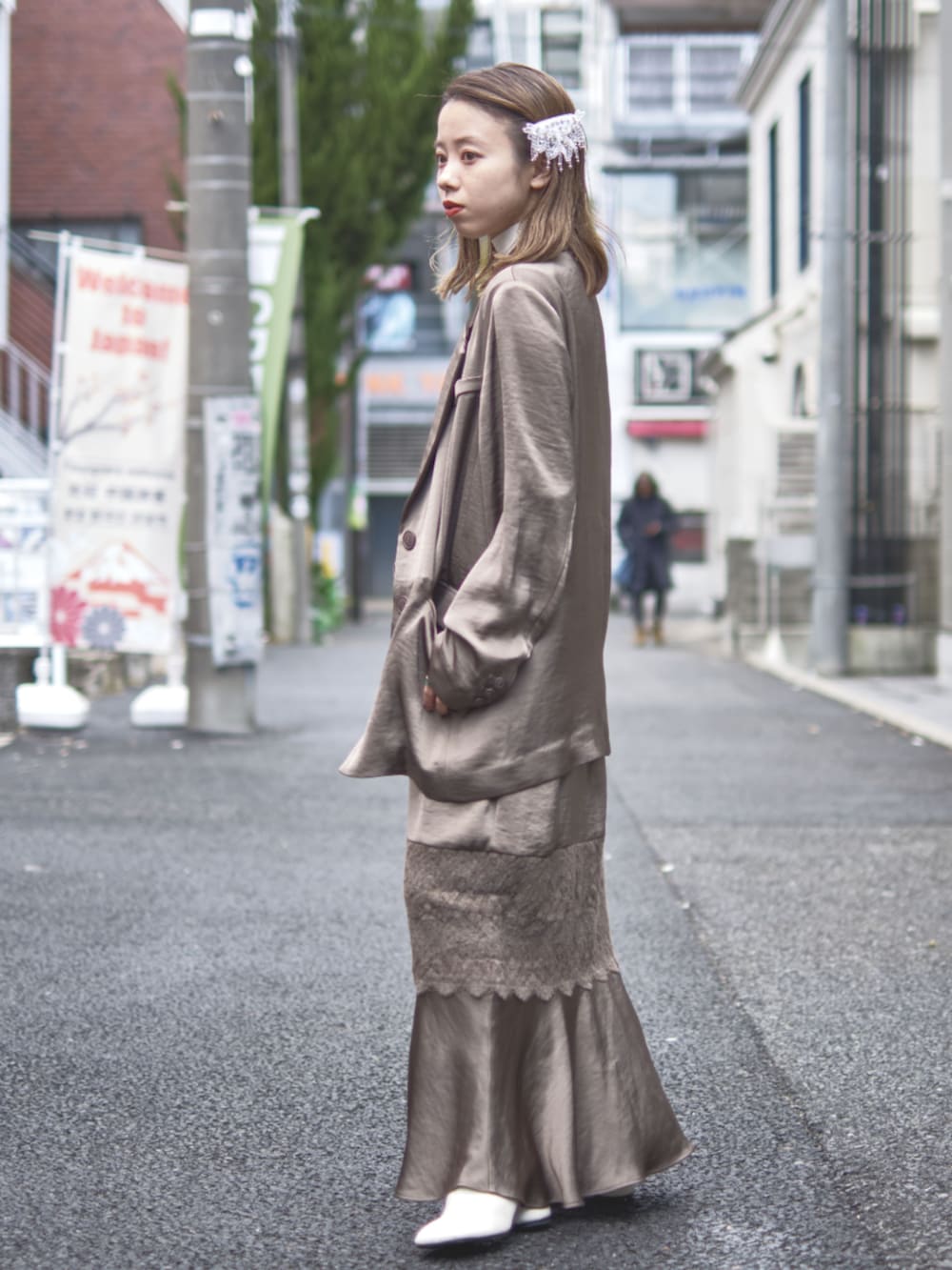 グレー系のドレス、ホワイト系のバレッタ/ヘアクリップを着用したレディースの冬コーディネートの2枚目の写真