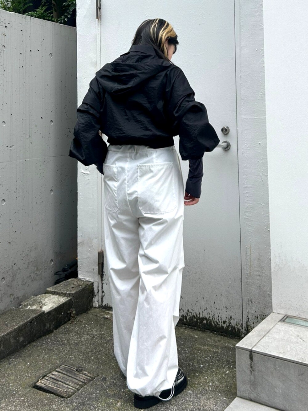 ホワイト系のその他パンツ、ブラック系のその他アウター、ブルー系のTシャツ/カットソーを着用したレディースの秋コーディネートの3枚目の写真