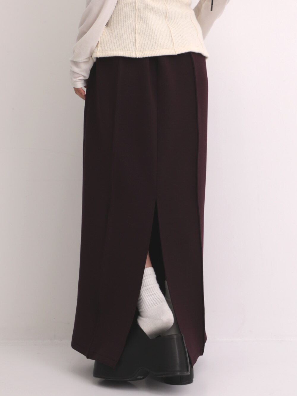 ホワイト系のTシャツ/カットソー、レッド系のスカートを着用したレディースの秋コーディネートの5枚目の写真