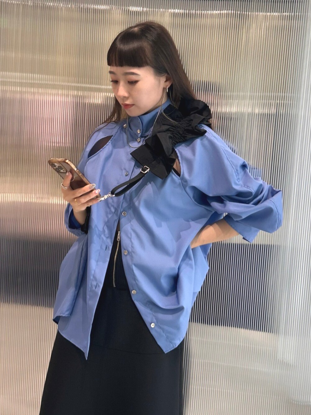 ブラック系のブーツ、ブルー系のシャツ/ブラウス、ブラック系のスカートを着用したレディースの秋コーディネートの4枚目の写真