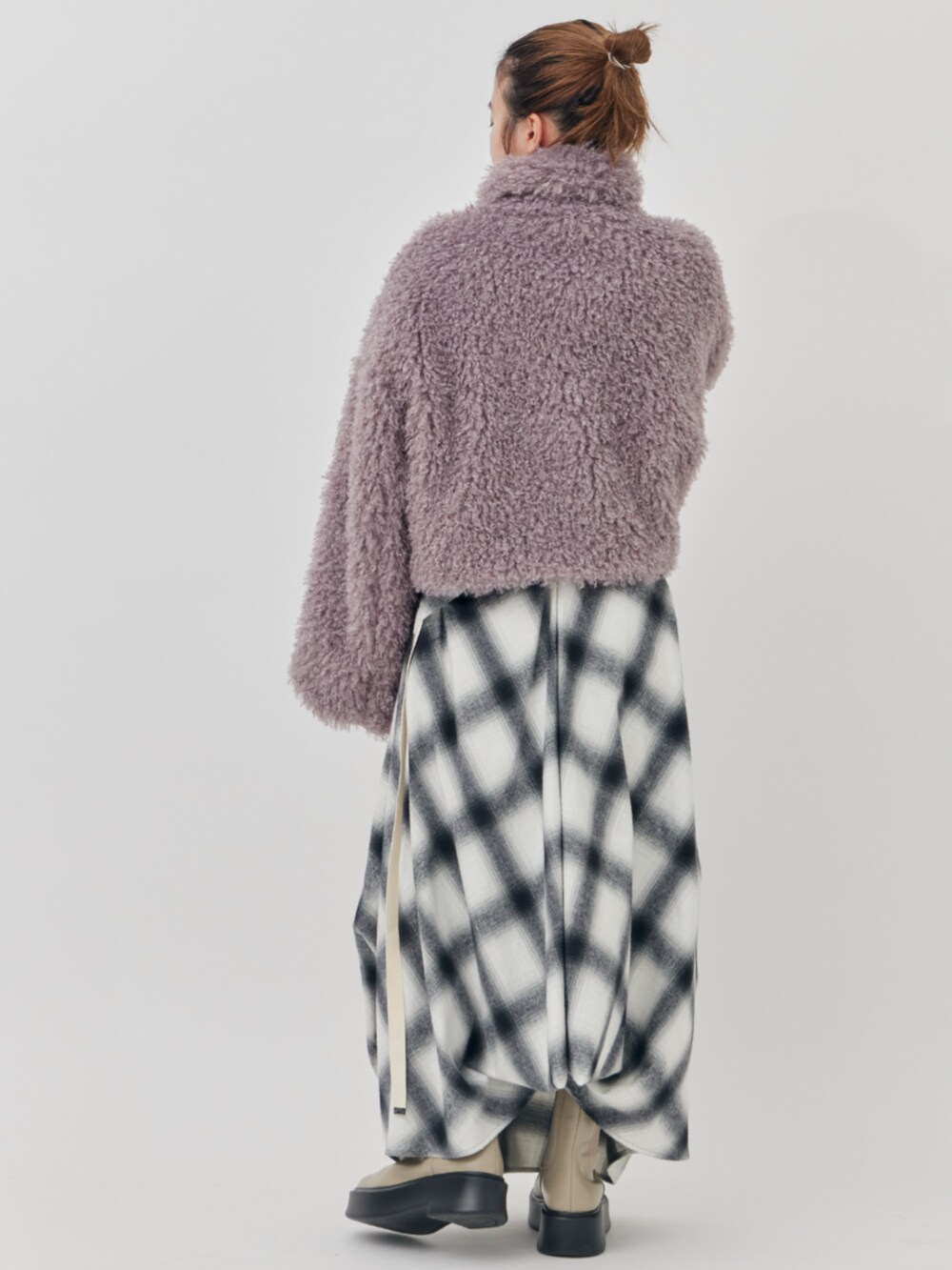 ホワイト系のワンピース、パープル系のブルゾンを着用したレディースの秋コーディネートの4枚目の写真