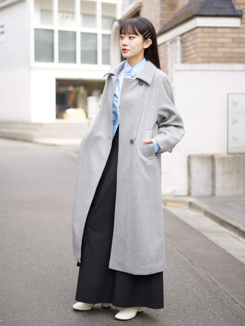 グレー系のその他アウターを着用したレディースの冬コーディネートの2枚目の写真