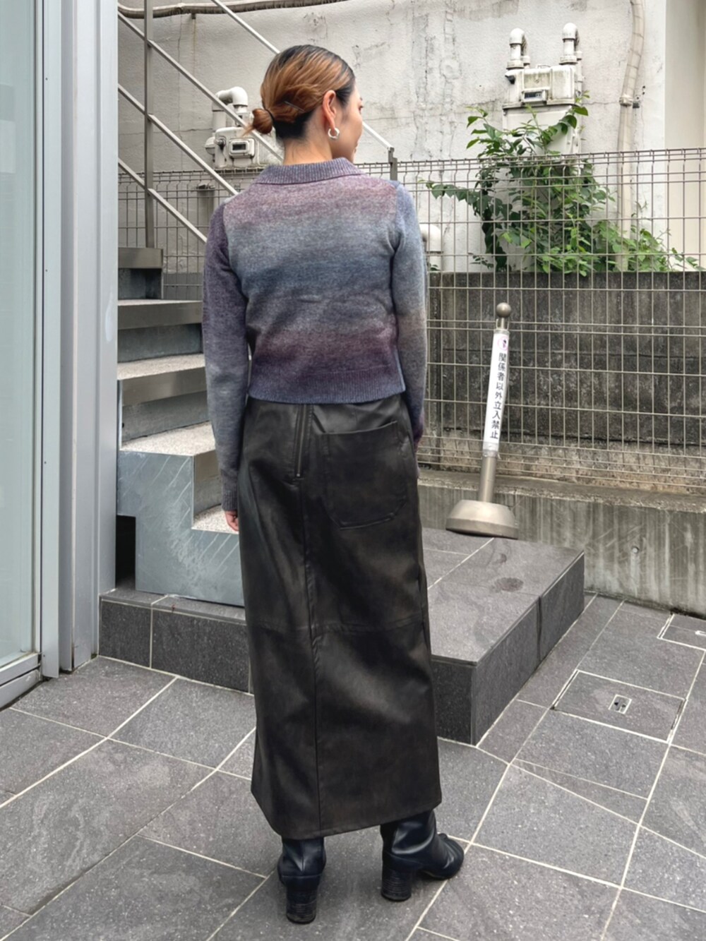 ブルー系のニット/セーターを着用したレディースの秋コーディネートの3枚目の写真