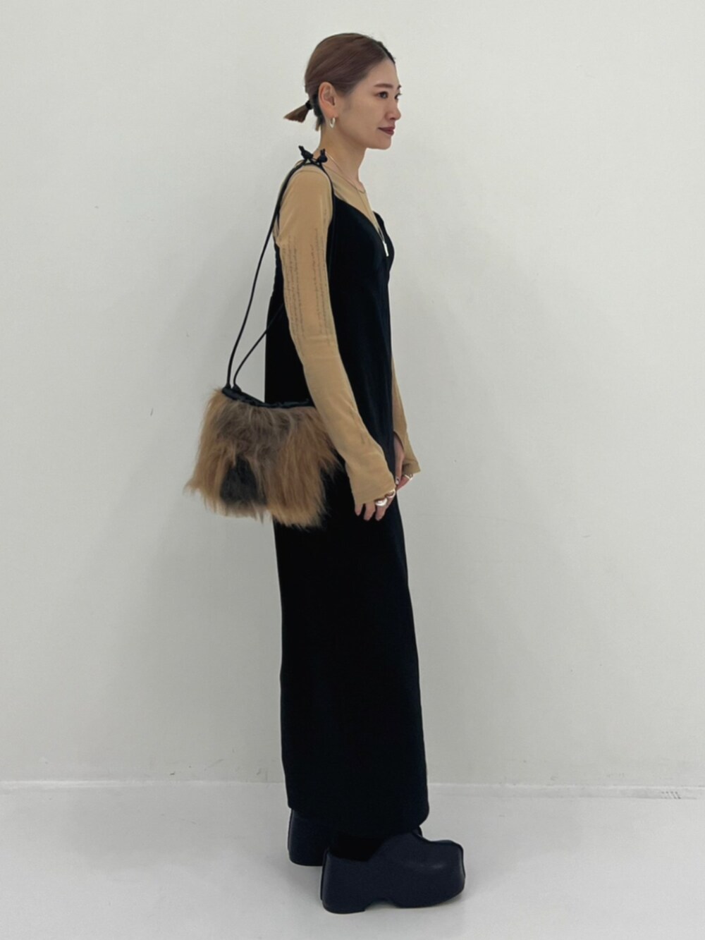 ベージュ系のTシャツ/カットソー、ブラック系のスリッポン、ブラック系のワンピースを着用したレディースの秋コーディネートの2枚目の写真