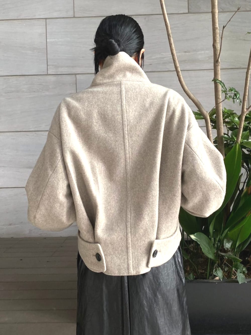 ベージュ系のブルゾン、ブラック系のスカートを着用したレディースの秋コーディネートの6枚目の写真