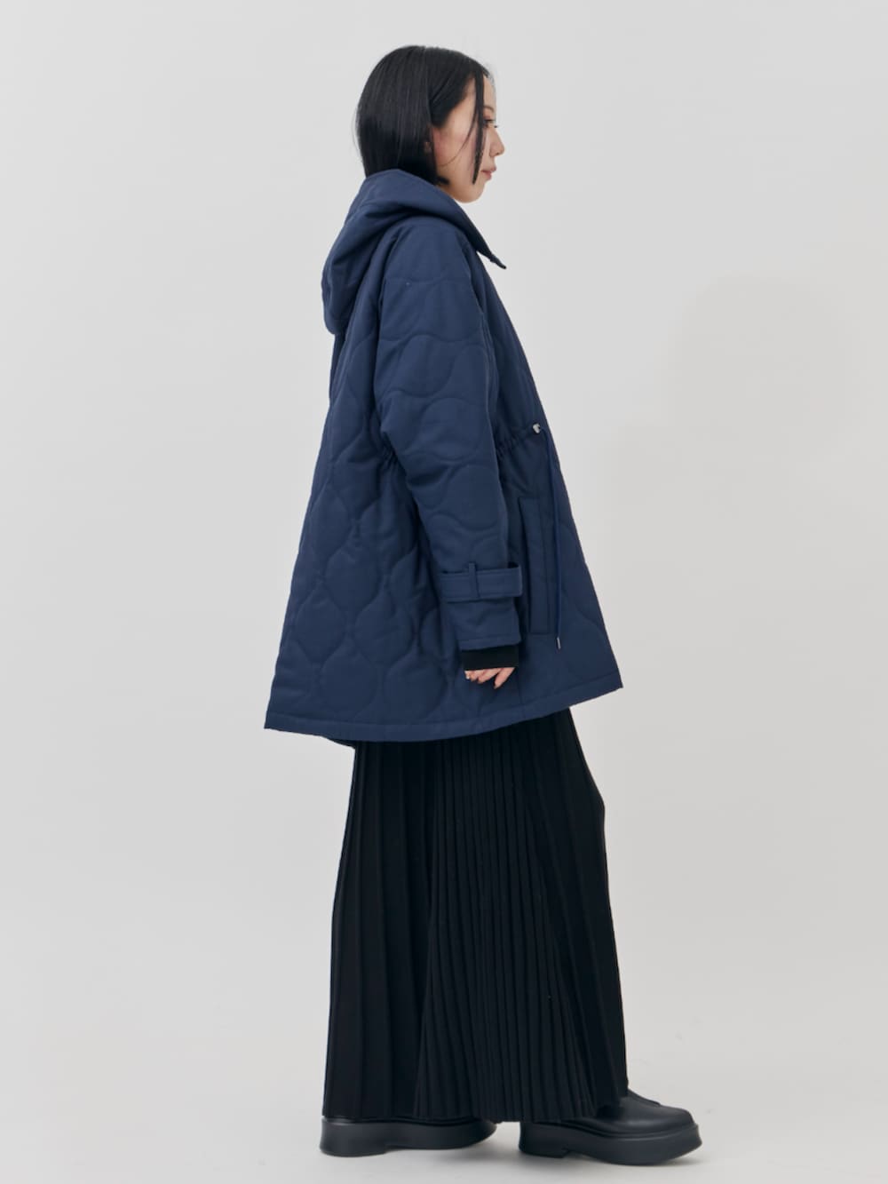 ブルー系のブルゾンを着用したレディースの秋コーディネートの5枚目の写真