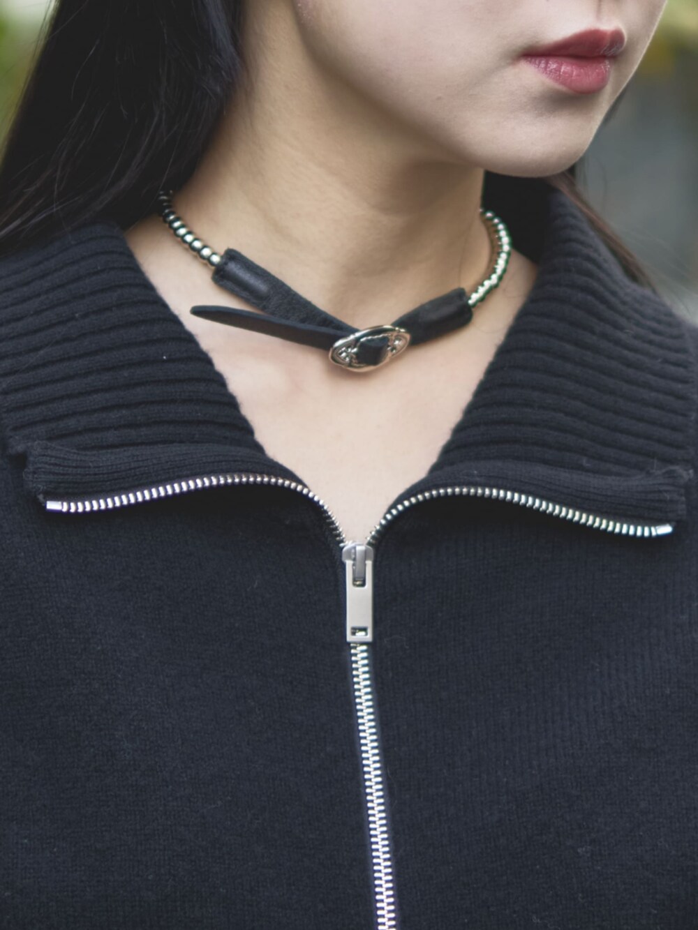 ブラック系のチョーカーを着用したレディースの冬コーディネートの2枚目の写真