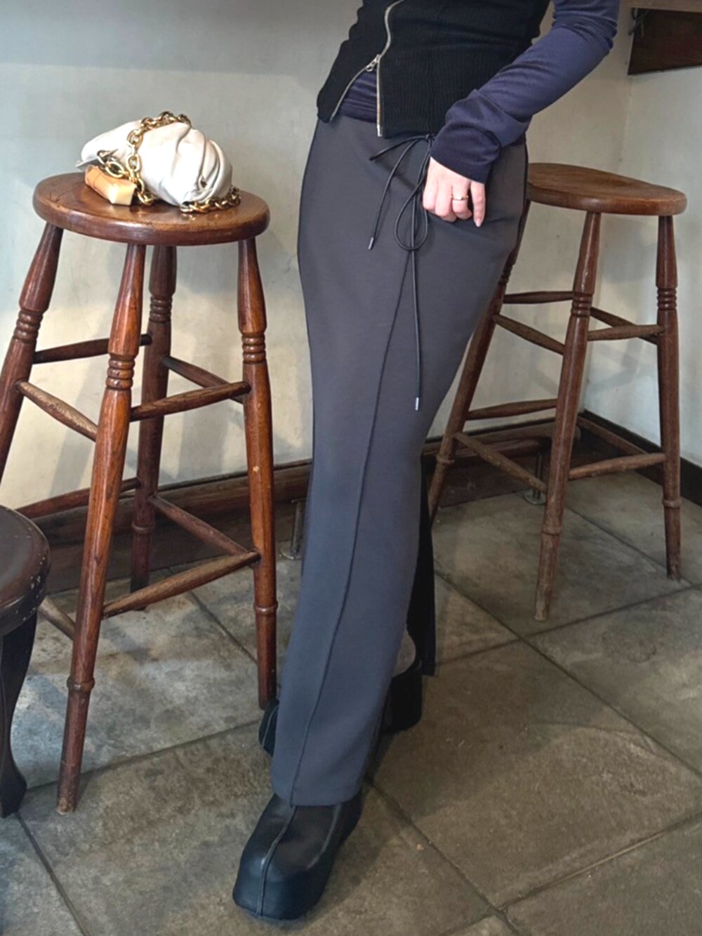 ベージュ系のその他アウター、グレー系のスカートを着用したレディースの秋コーディネートの3枚目の写真