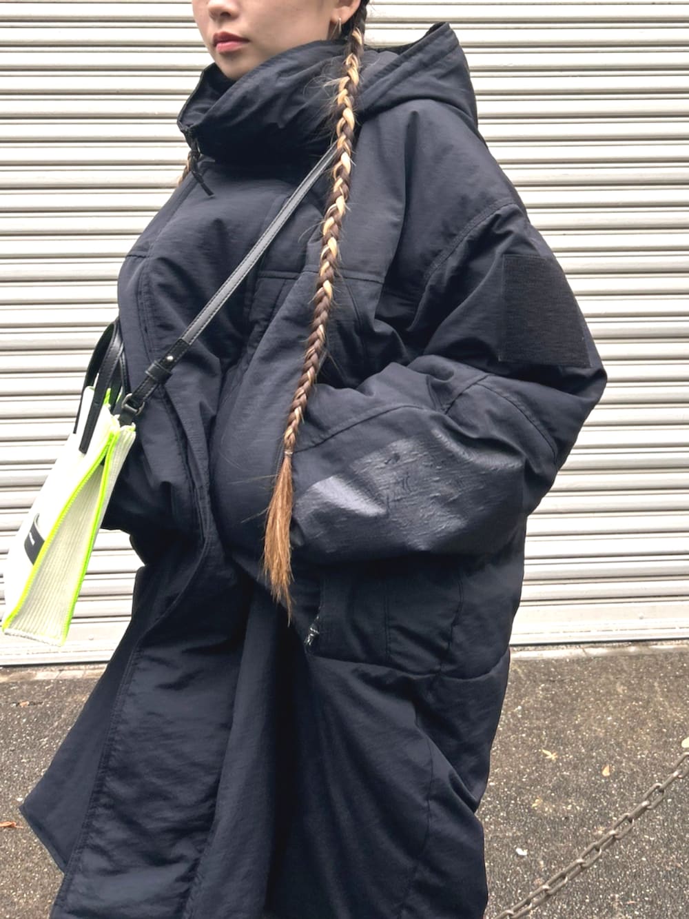 ブラック系のダウンジャケット/コート、ブラック系のデニムパンツを着用したレディースの秋コーディネートの5枚目の写真