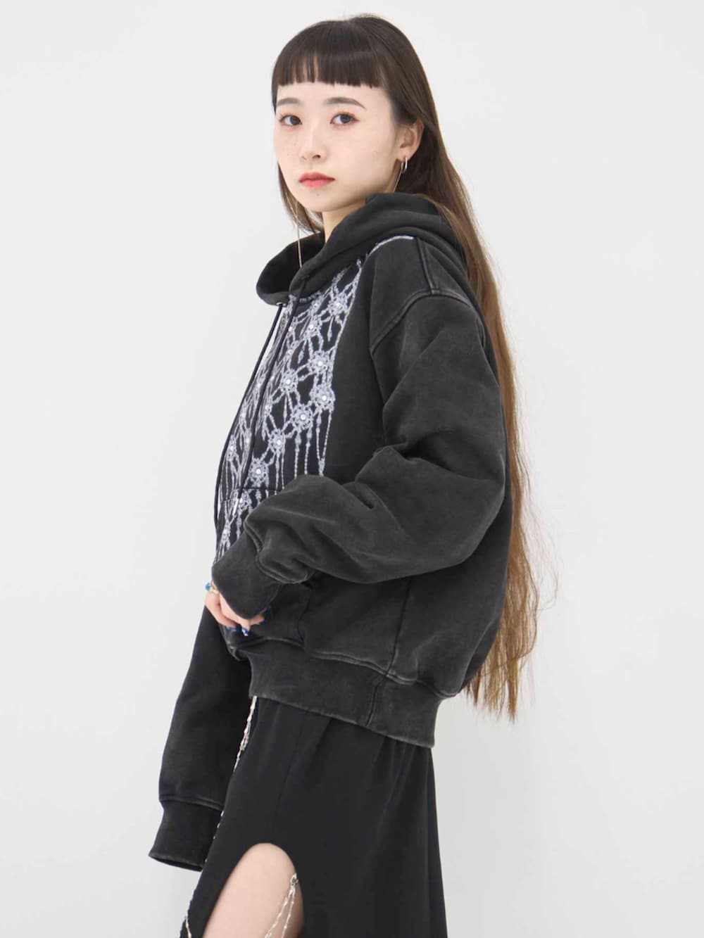 ブラック系のパーカーを着用したレディースの冬コーディネートの6枚目の写真