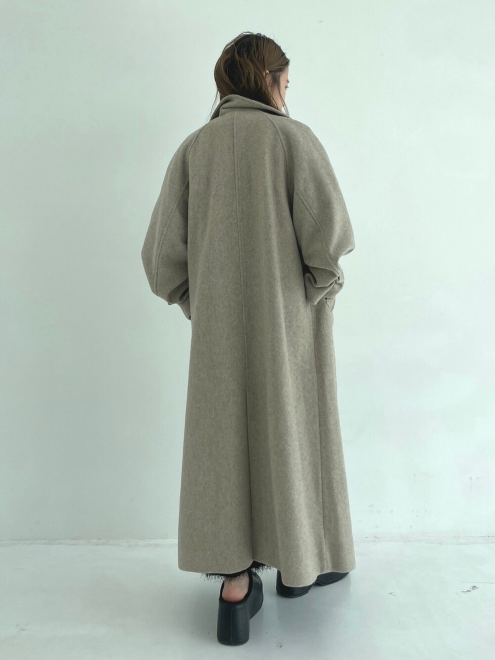 ブラック系のスリッポン、ベージュ系のその他アウターを着用したレディースの秋コーディネートの5枚目の写真