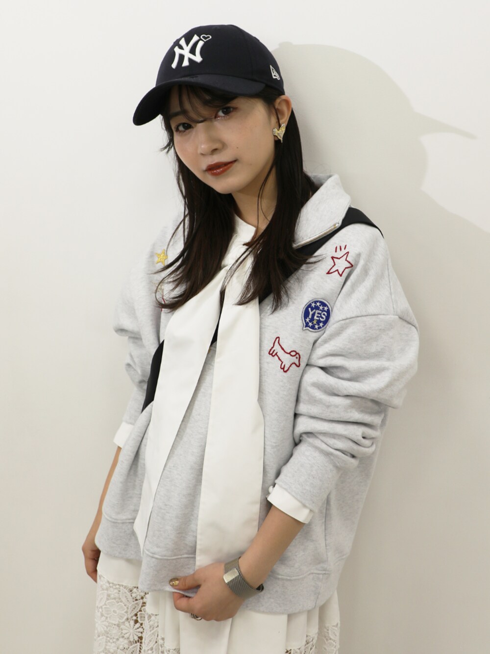 ホワイト系のワンピースを着用したレディースの秋コーディネートの2枚目の写真