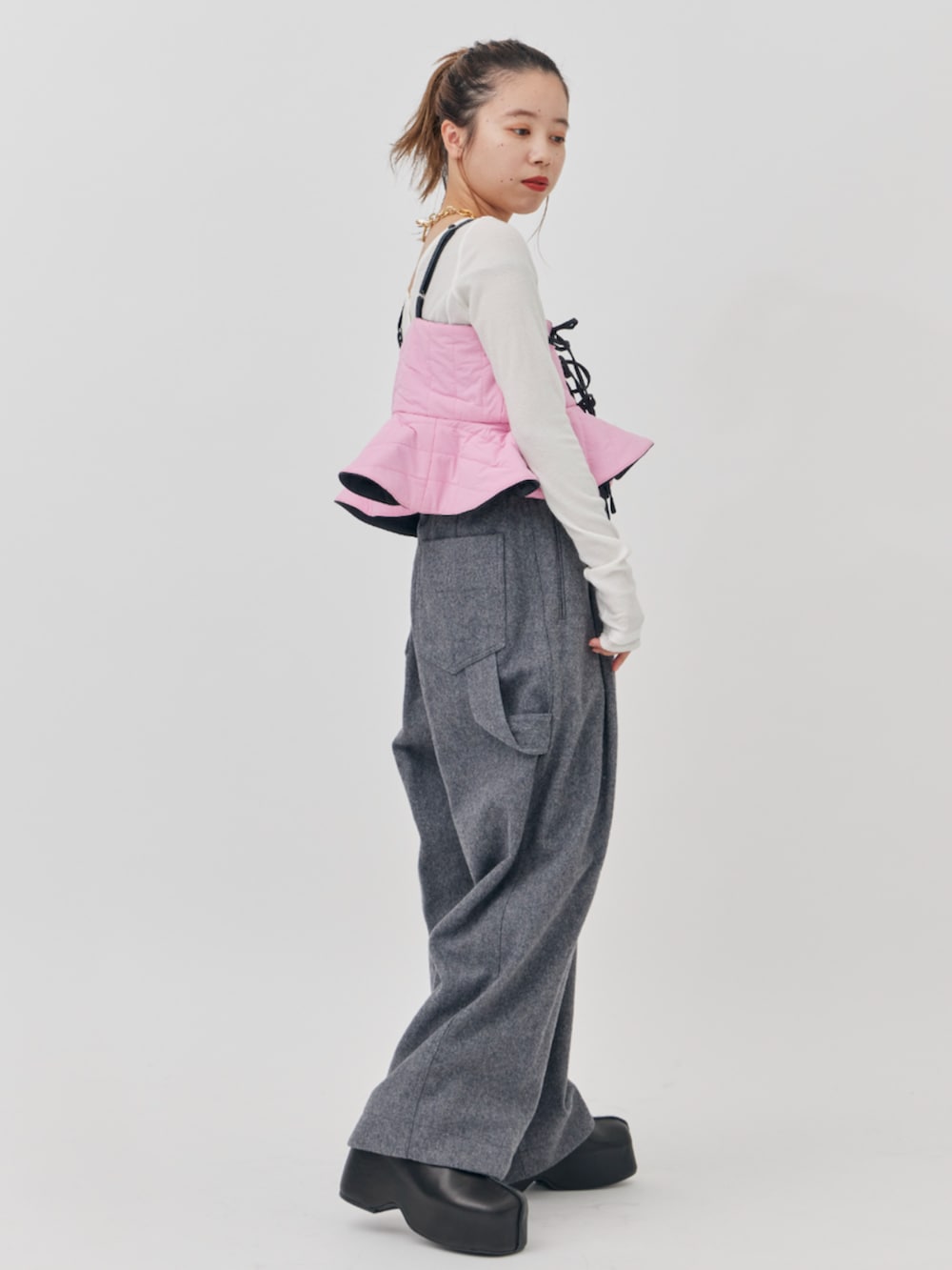 グレー系のスラックス、ピンク系のその他トップス、グレー系のその他小物を着用したレディースの秋コーディネートの3枚目の写真