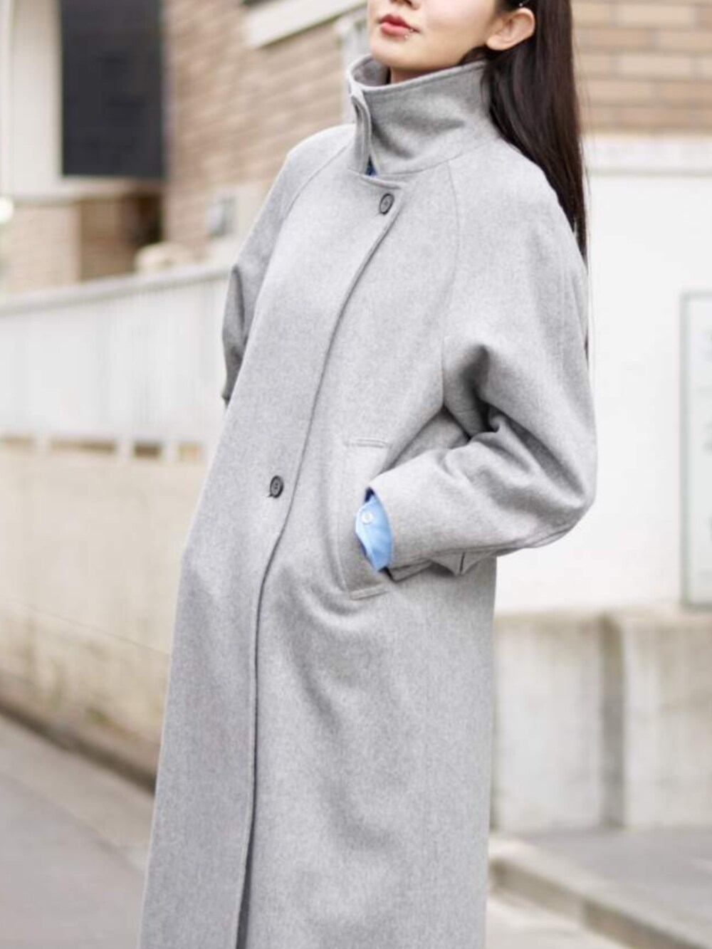 グレー系のその他アウターを着用したレディースの冬コーディネートの4枚目の写真