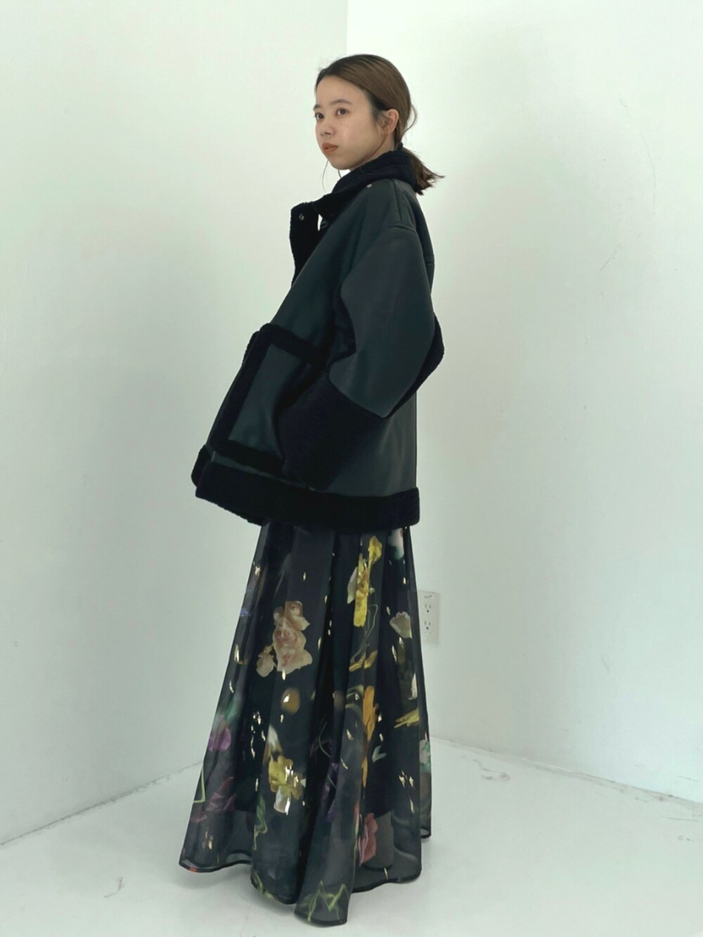 ブラック系のその他アウターを着用したレディースの秋コーディネートの2枚目の写真