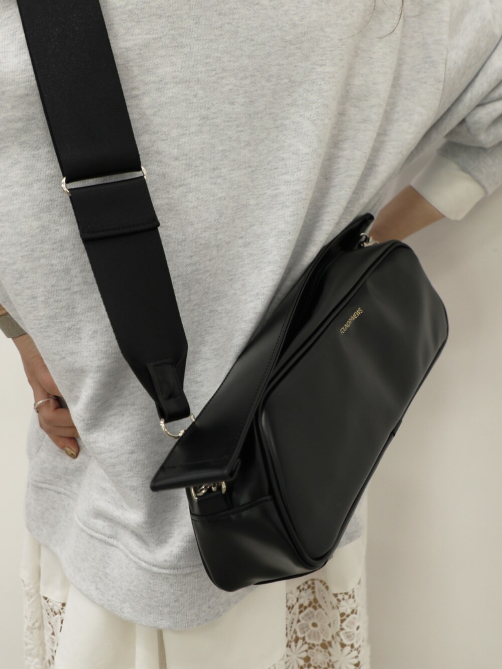 ホワイト系のワンピースを着用したレディースの秋コーディネートの4枚目の写真