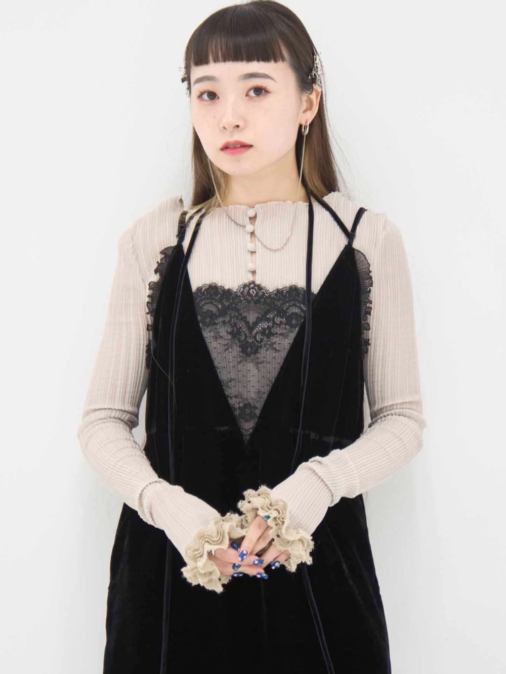 ブラック系のドレスを着用したレディースの冬コーディネートの3枚目の写真