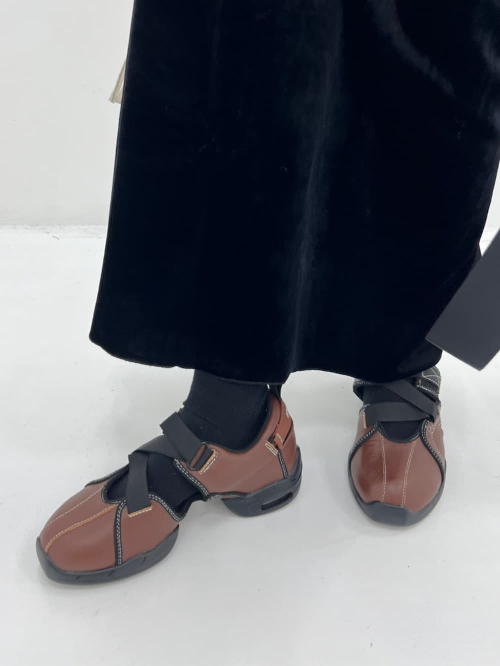 ホワイト系のシャツ/ブラウス、ブラック系のショルダーバッグ、ベージュ系のベストを着用したレディースの秋コーディネートの3枚目の写真