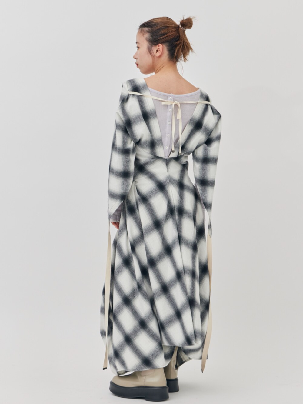 パープル系のTシャツ/カットソー、ホワイト系のワンピースを着用したレディースの秋コーディネートの3枚目の写真