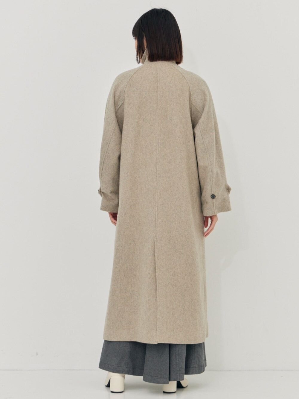 ベージュ系のその他アウターを着用したレディースの秋コーディネートの5枚目の写真