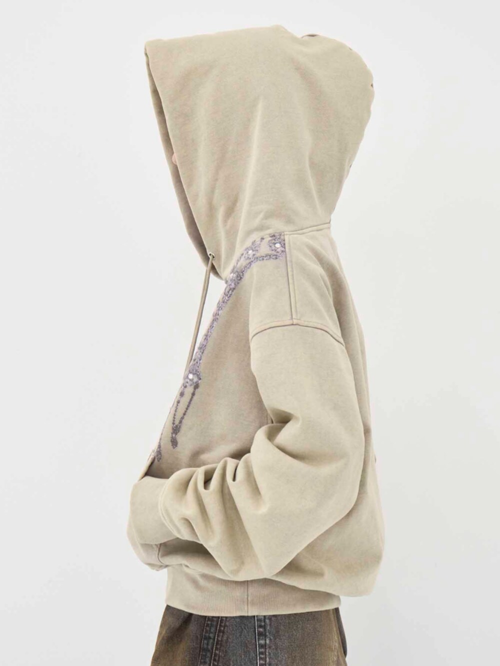 ベージュ系のパーカーを着用したレディースの冬コーディネートの6枚目の写真