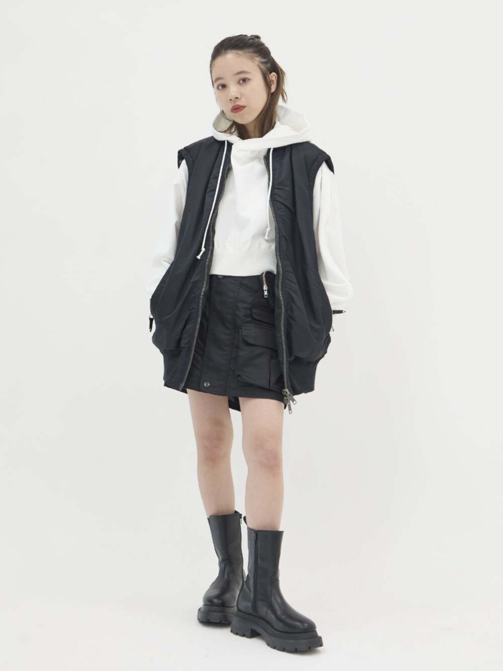 ブラック系のMA-1を着用したレディースの冬コーディネートの4枚目の写真