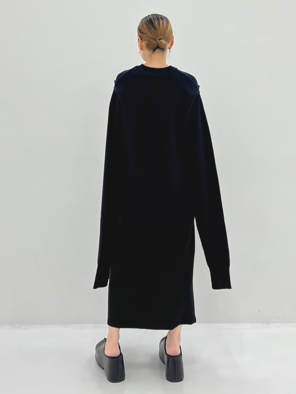 ブラック系のハンドバッグ、ブラック系のスリッポンを着用したレディースの秋コーディネートの3枚目の写真