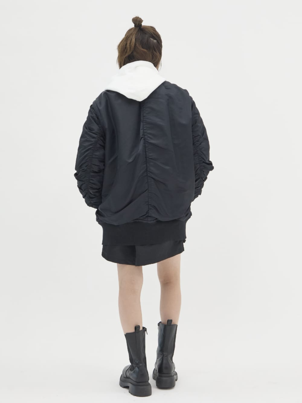 ブラック系のMA-1を着用したレディースの冬コーディネートの3枚目の写真