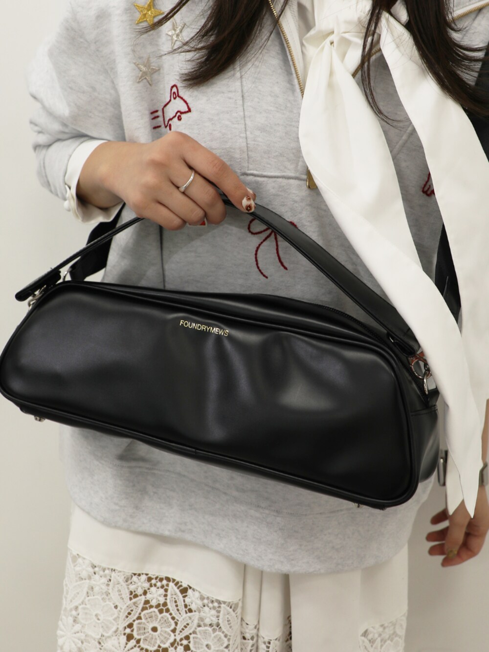 ホワイト系のワンピースを着用したレディースの秋コーディネートの3枚目の写真