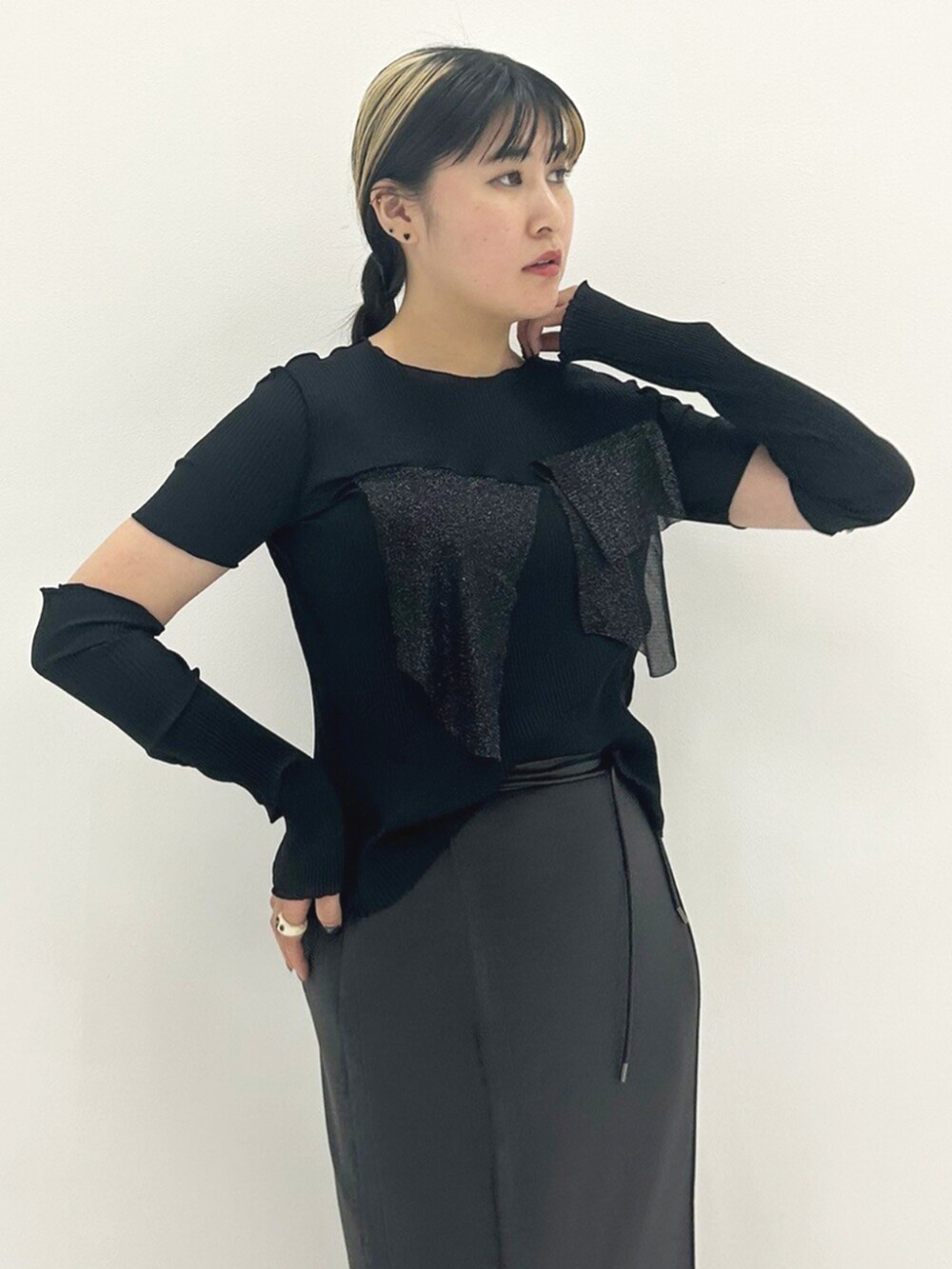 ブラック系のTシャツ/カットソーを着用したレディースの秋コーディネートの3枚目の写真