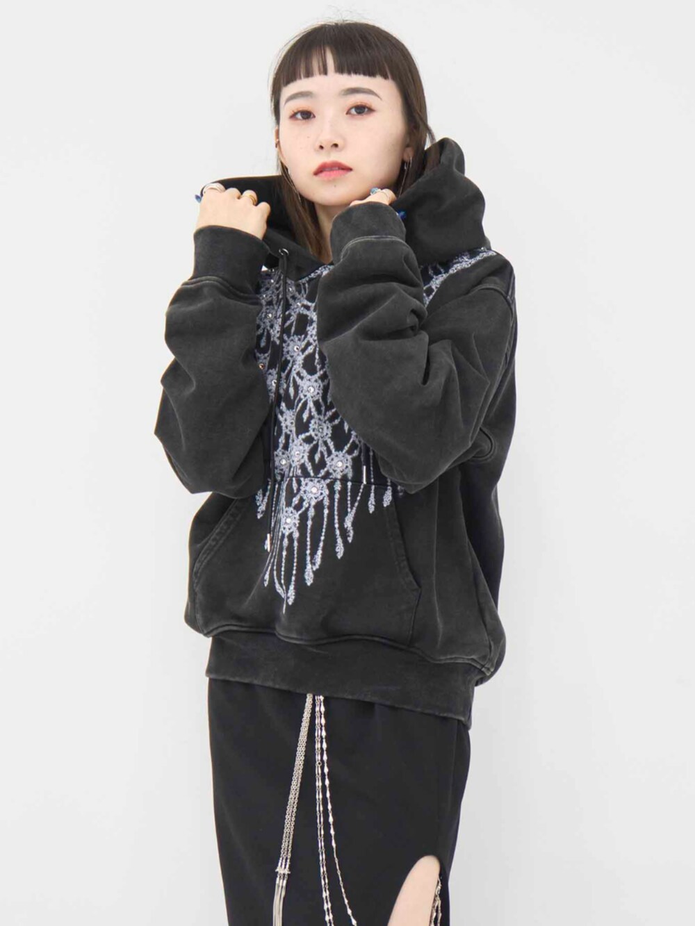 ブラック系のパーカーを着用したレディースの冬コーディネートの4枚目の写真