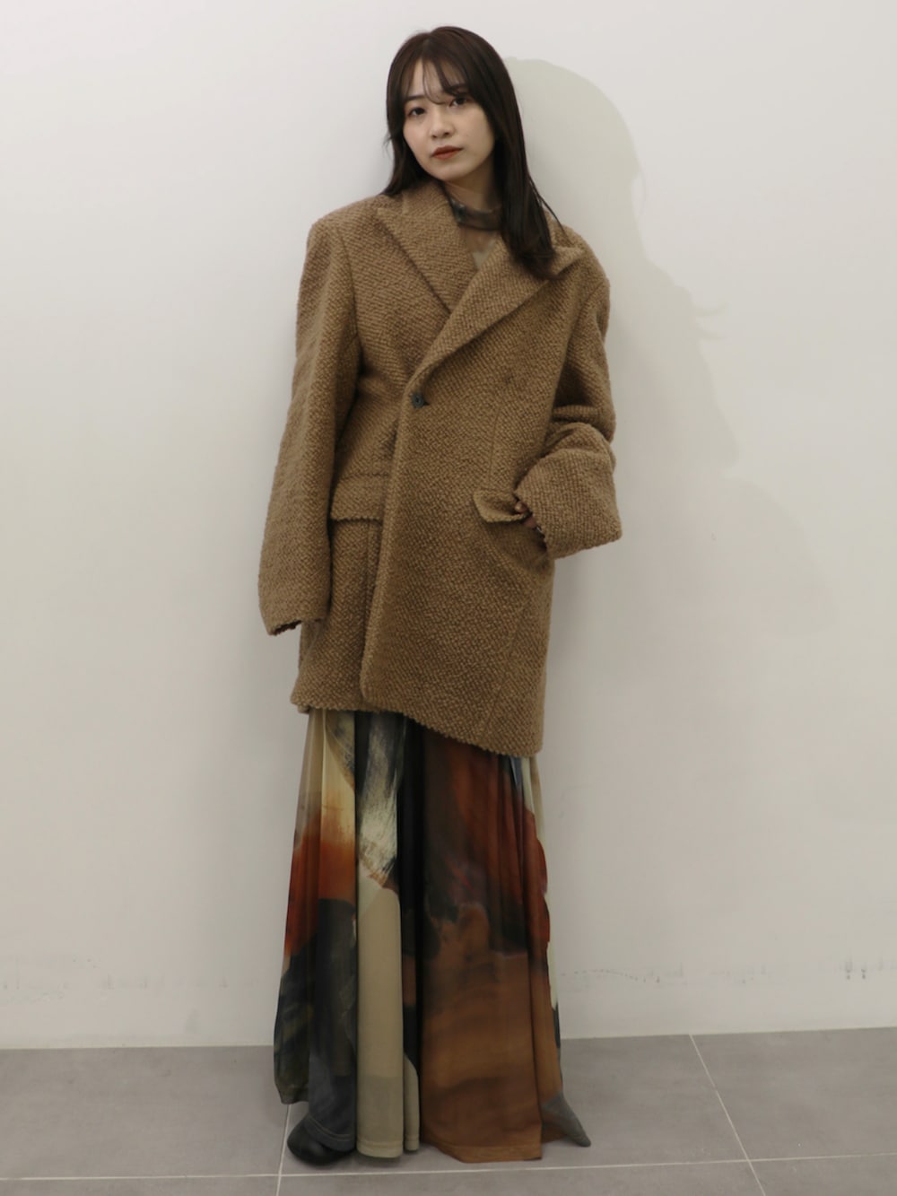 ブラウン系のワンピース、イエロー系のその他アウター、ホワイト系のショルダーバッグを着用したレディースの秋コーディネートの2枚目の写真