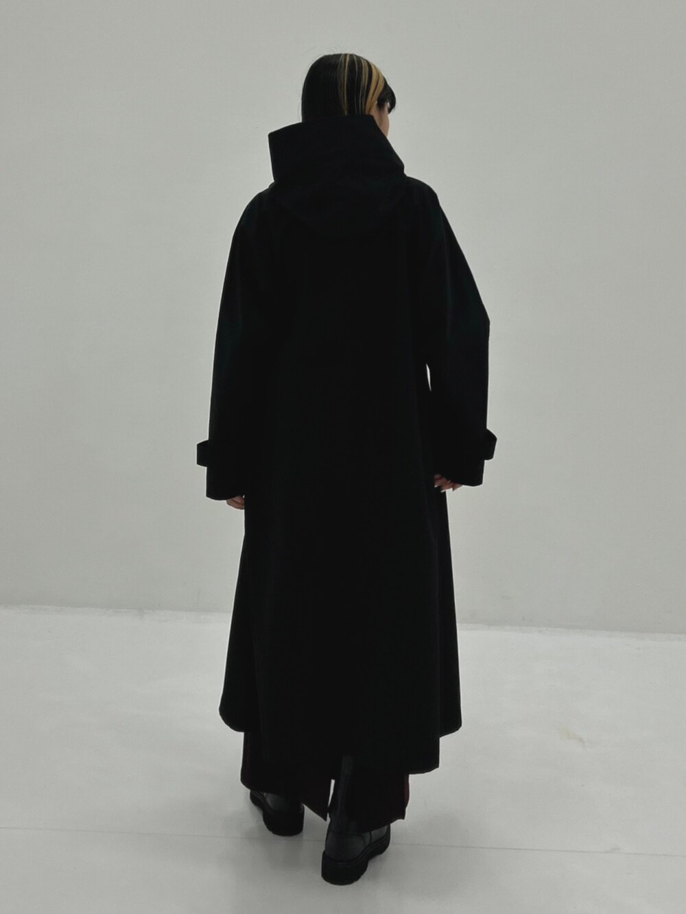 ブラック系のトレンチコートを着用したレディースの秋コーディネートの3枚目の写真