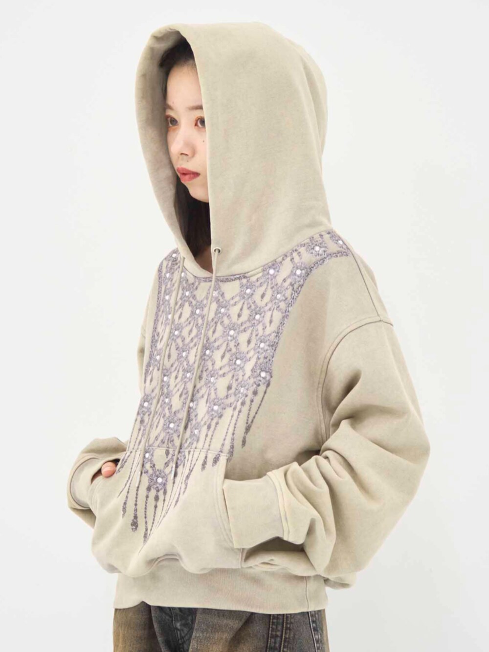 ベージュ系のパーカーを着用したレディースの冬コーディネートの7枚目の写真