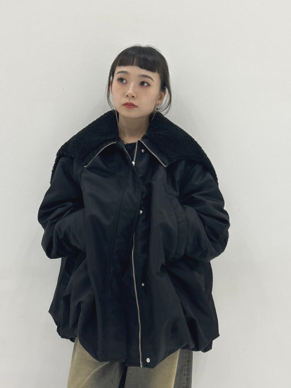 ブラック系のブルゾン、ブラック系のデニムパンツ、ブラック系のスリッポンを着用したレディースの秋コーディネートの4枚目の写真