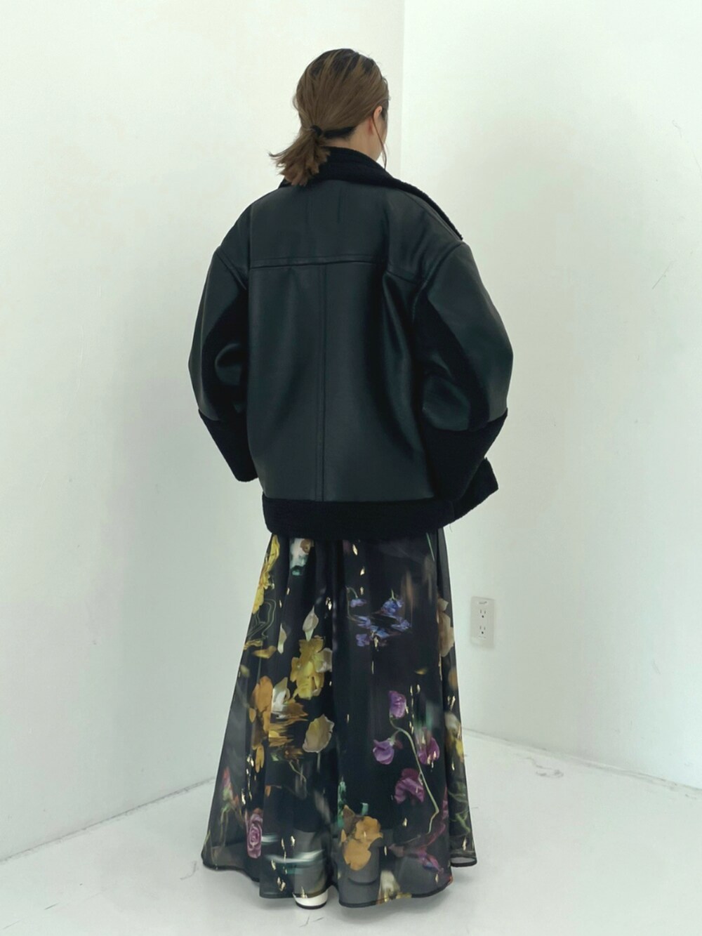 ブラック系のその他アウターを着用したレディースの秋コーディネートの3枚目の写真