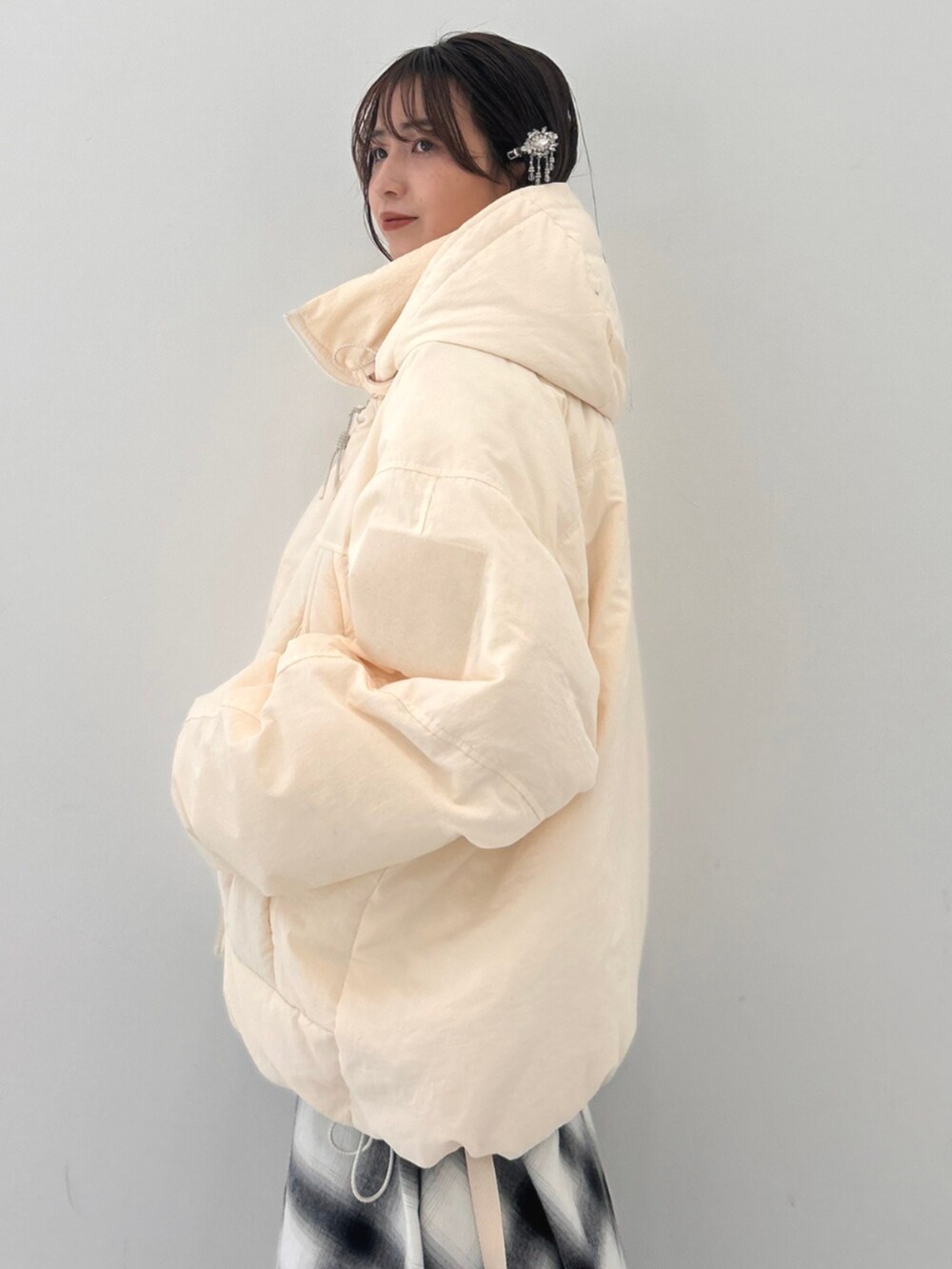 ホワイト系のダウンジャケット/コート、ホワイト系のワンピースを着用したレディースの秋コーディネートの6枚目の写真