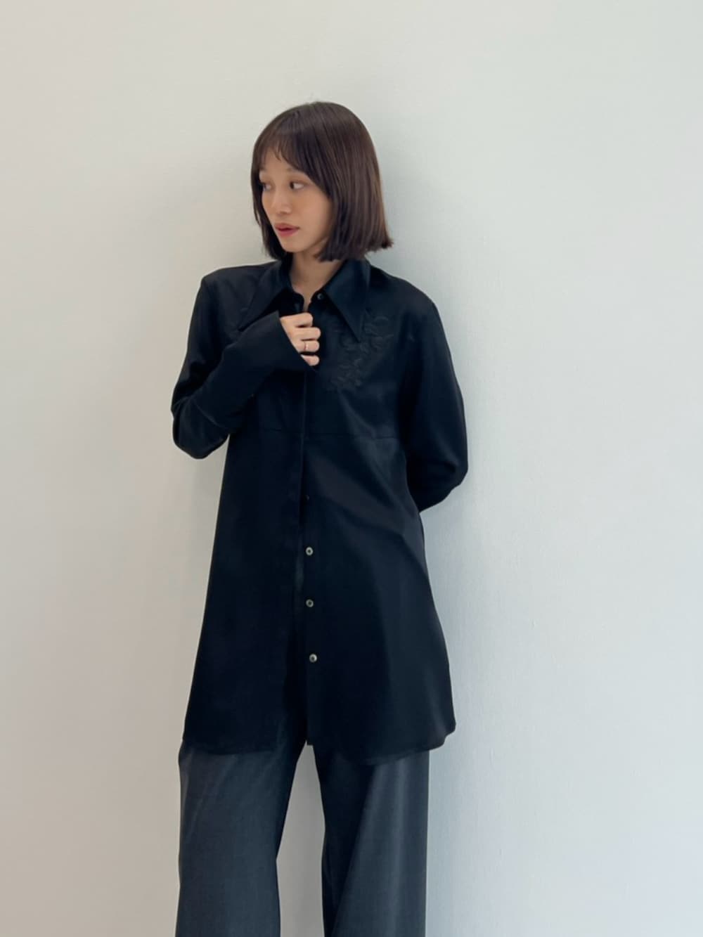 グレー系のその他パンツ、ブラック系のシャツ/ブラウスを着用したレディースの秋コーディネートの2枚目の写真