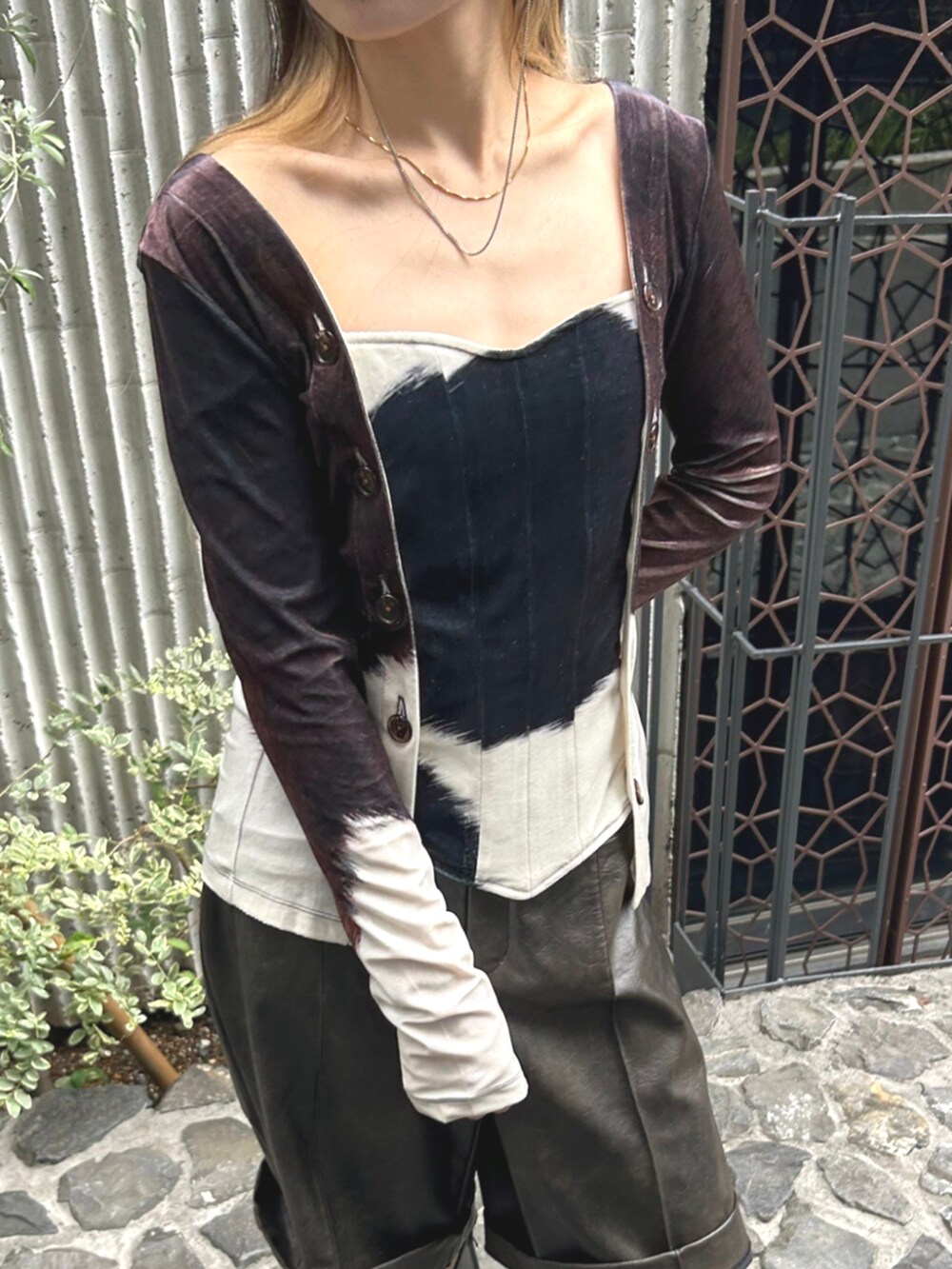 ブラック系のブーツ、その他のTシャツ/カットソーを着用したレディースの秋コーディネートの2枚目の写真